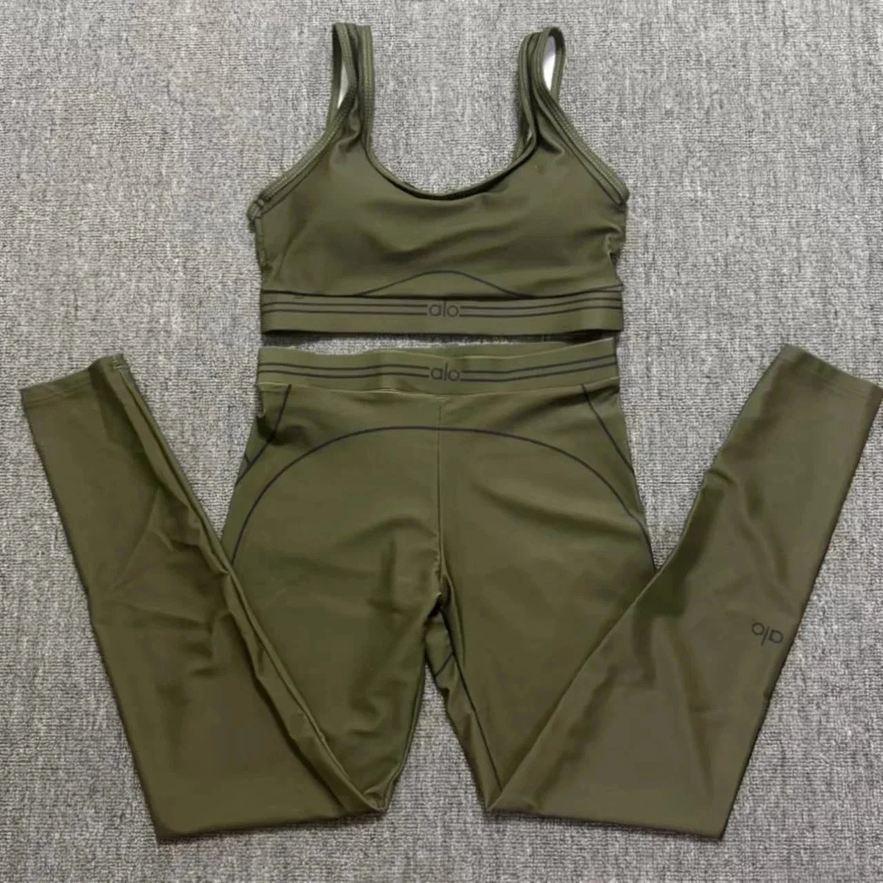 Alo Matching Sets Ribbed long-sleeve crop top and high-waisted shorts set — Dark green [Set: top and pants]