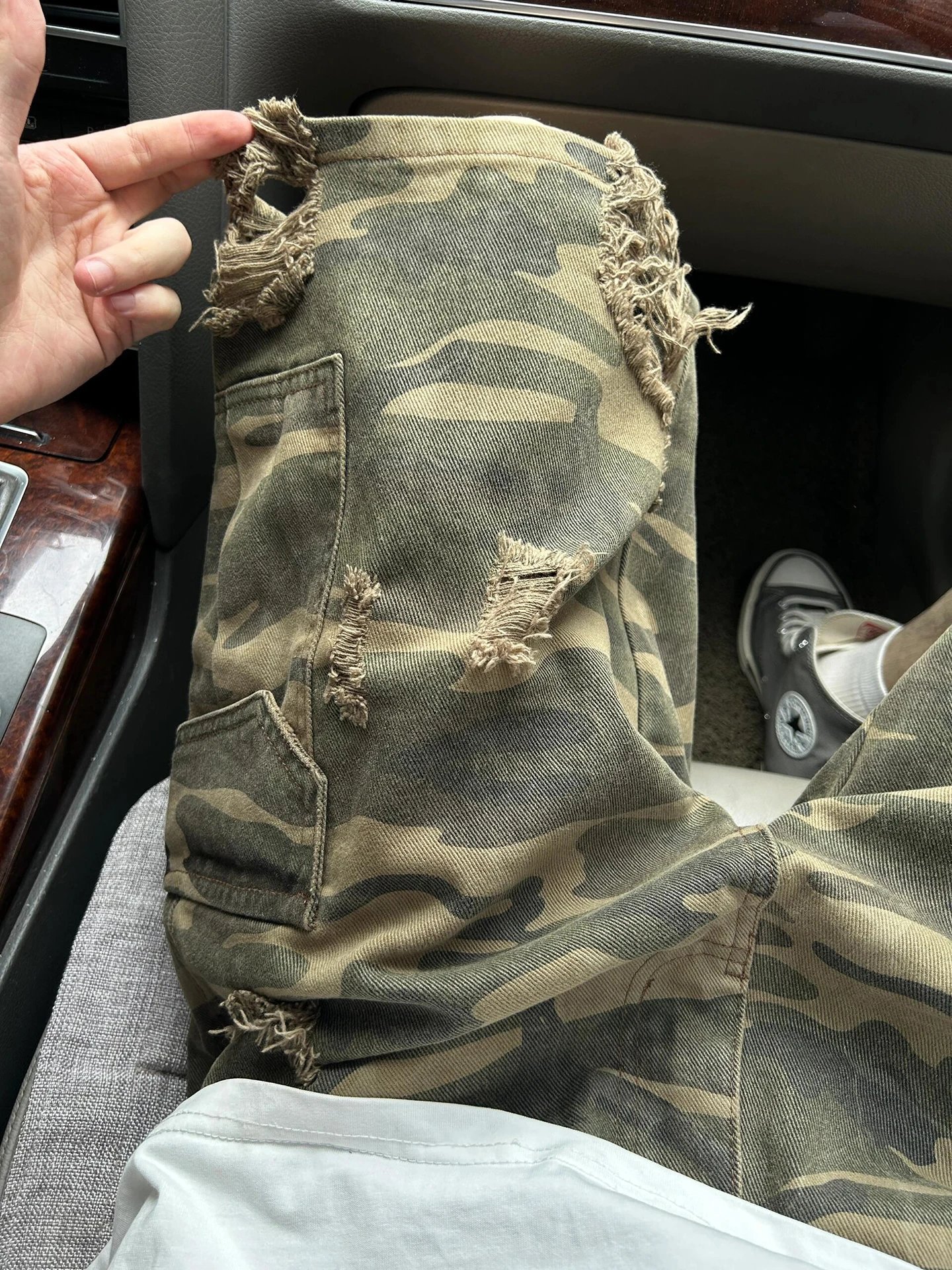 American style distressed camouflage shorts for men in summer, worn out design, washed workwear pants, large pockets, wide legs, cropped pants