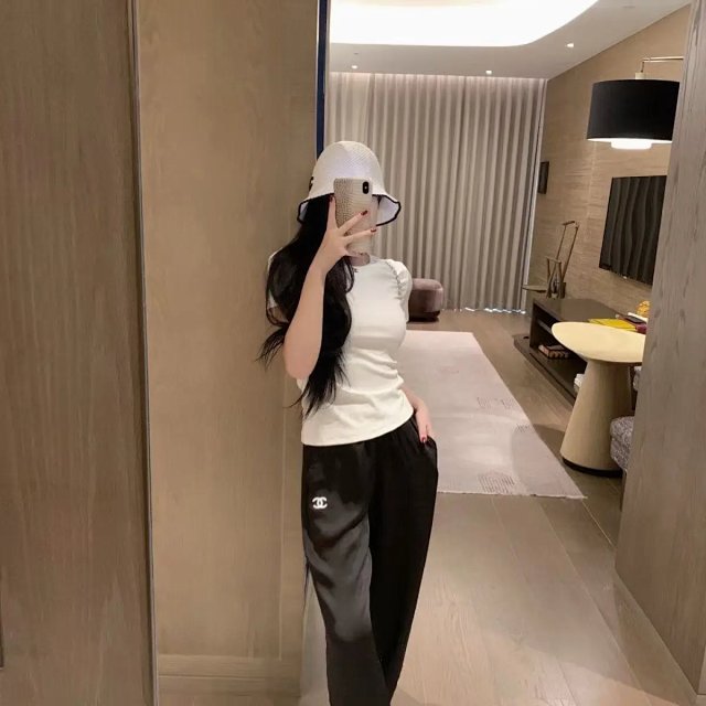 Chanel Suit: seller detail photo 8