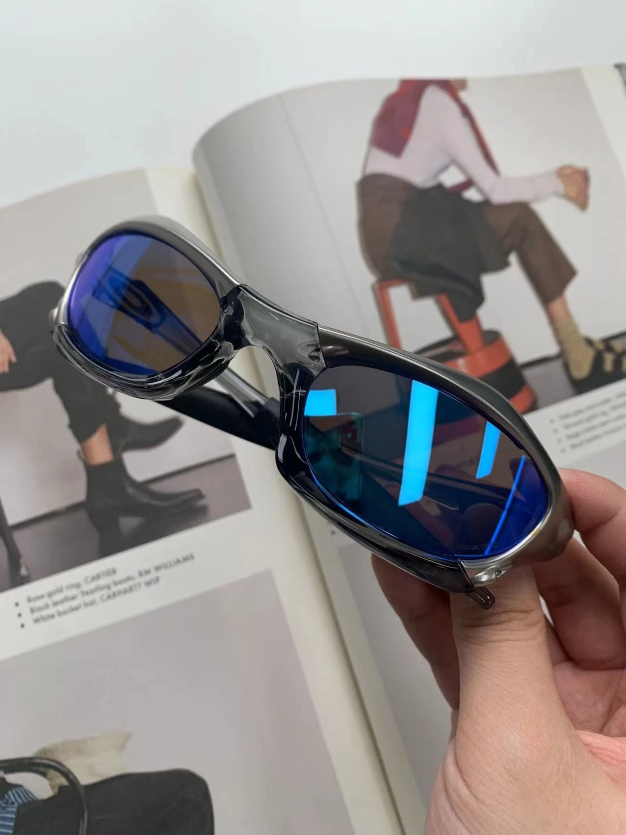Silver Frame Dark Blue Film (Polarized)