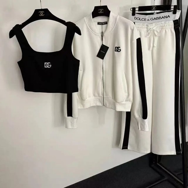 CHANEL suit: seller detail photo 7