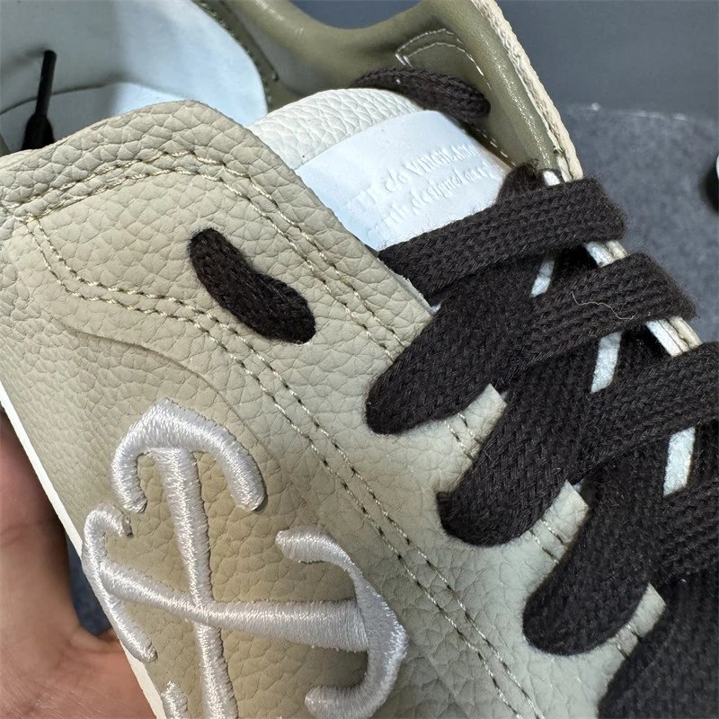 Design Canvas Sneakers with Interlocking Logo White / Black Sneakers - 8