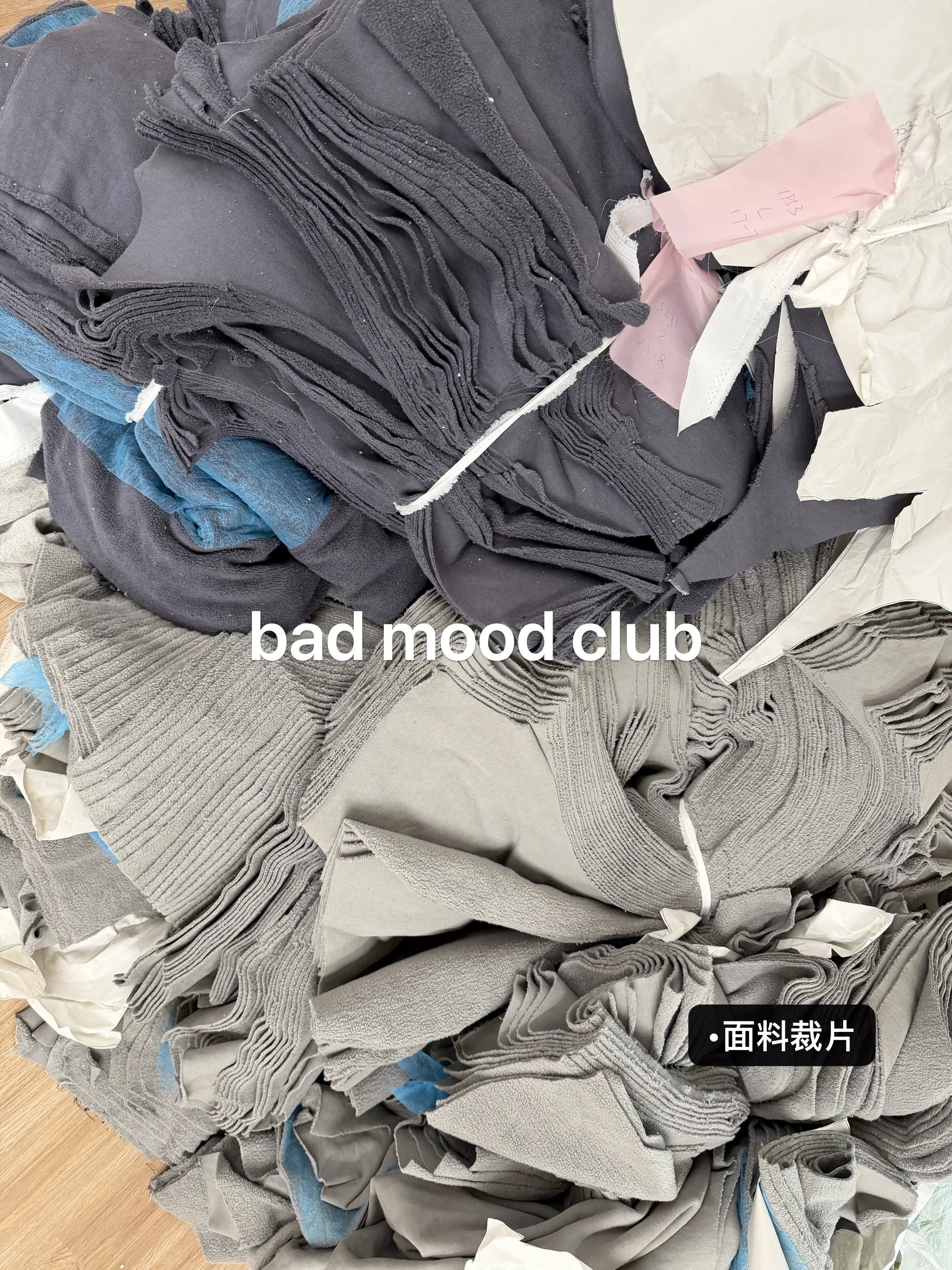 Design Color-Blocked Cropped Hoodie in Navy and Gray - 15