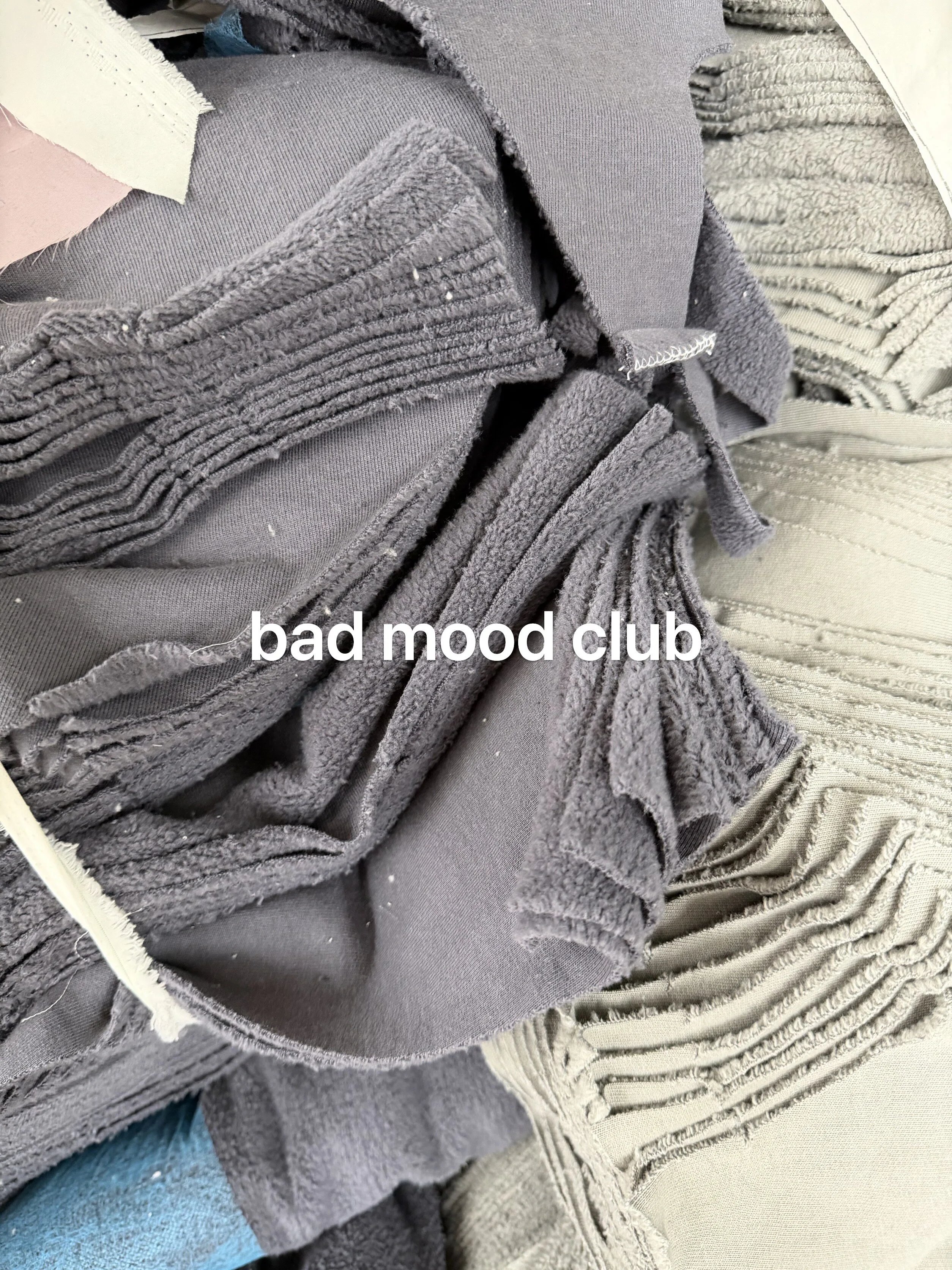 Design Color-Blocked Cropped Hoodie in Navy and Gray - 16