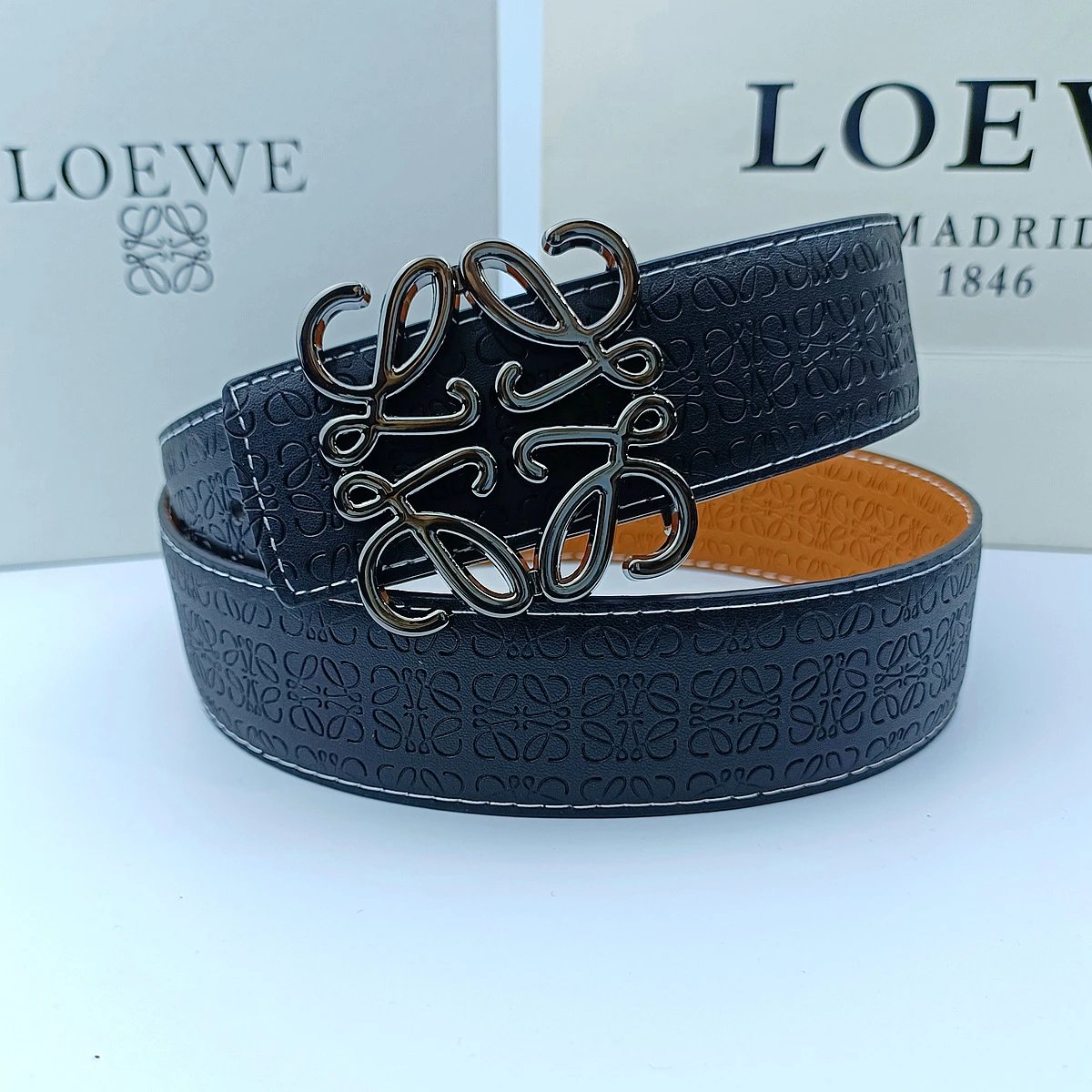 3.8 Edged embossed black+Roewe gun buckle
