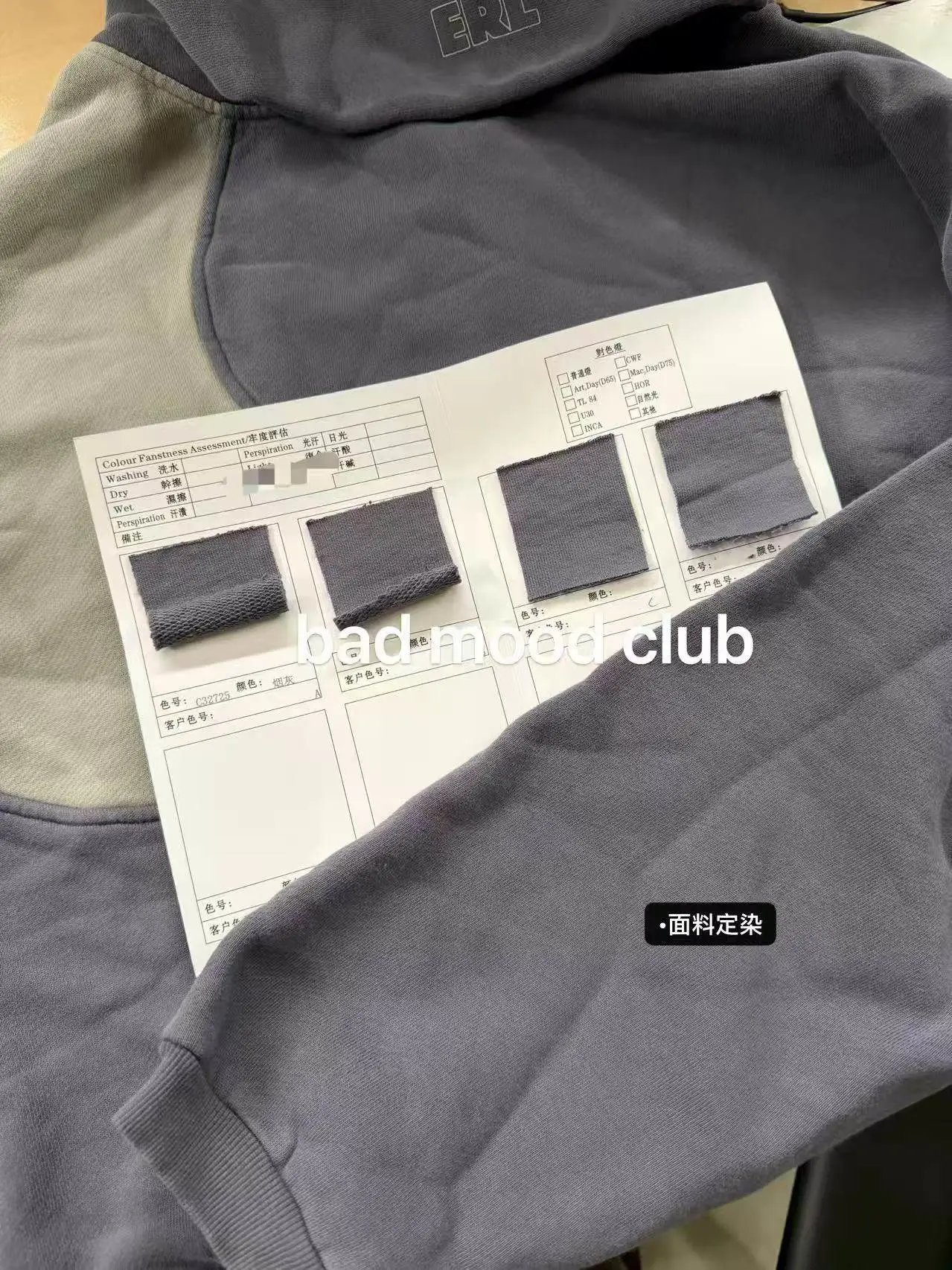 Design Color-Blocked Cropped Hoodie in Navy and Gray - 12