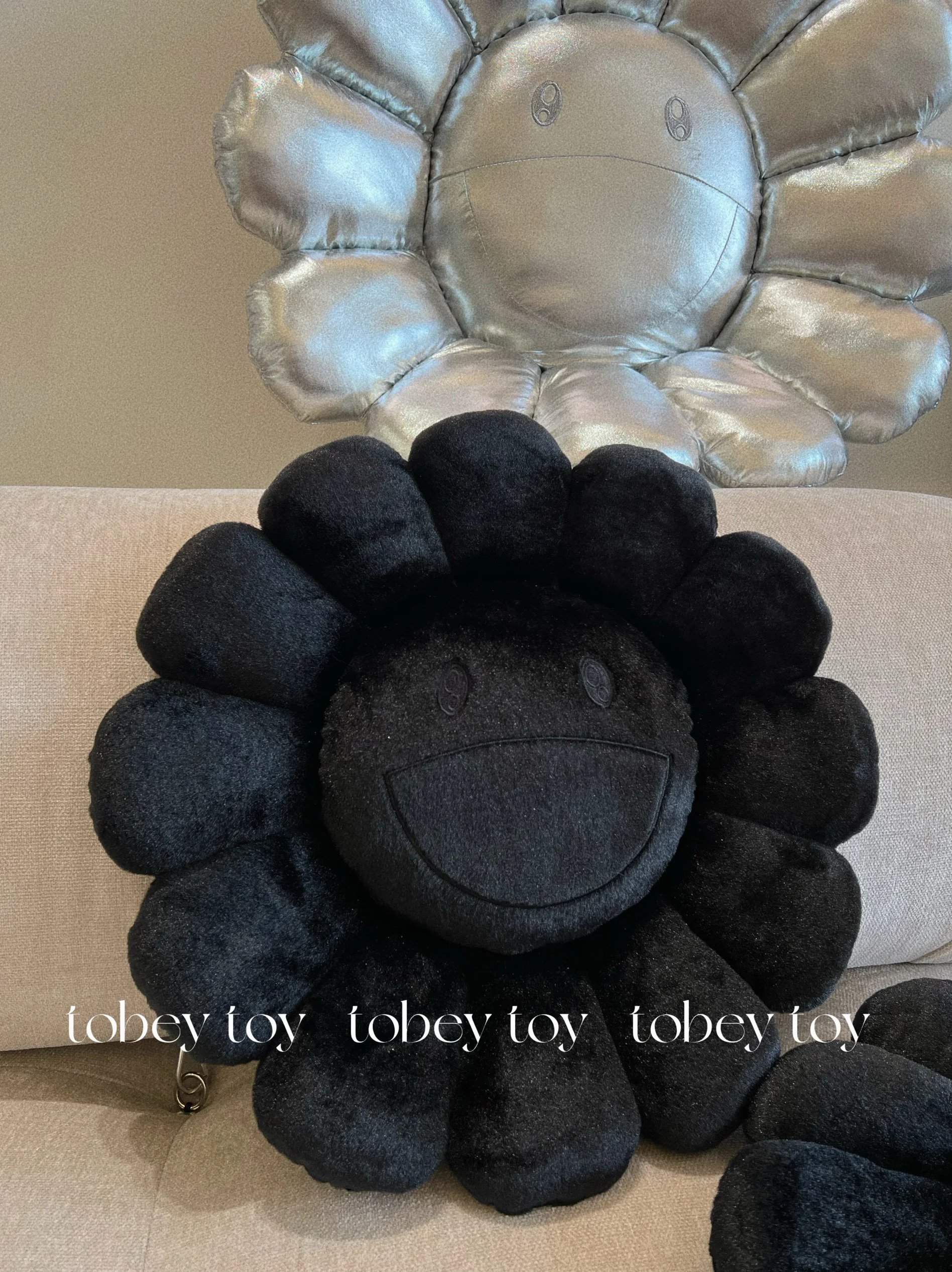 Design Takashi Murakami x Kaikai Kiki Black Flower Smiley Plush Pillow Accessories - 8