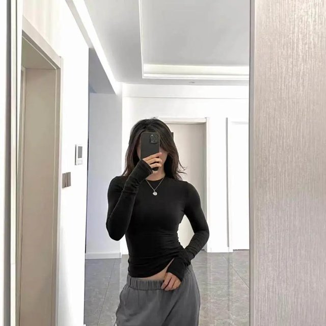 Skims long sleeve top: seller detail photo 1