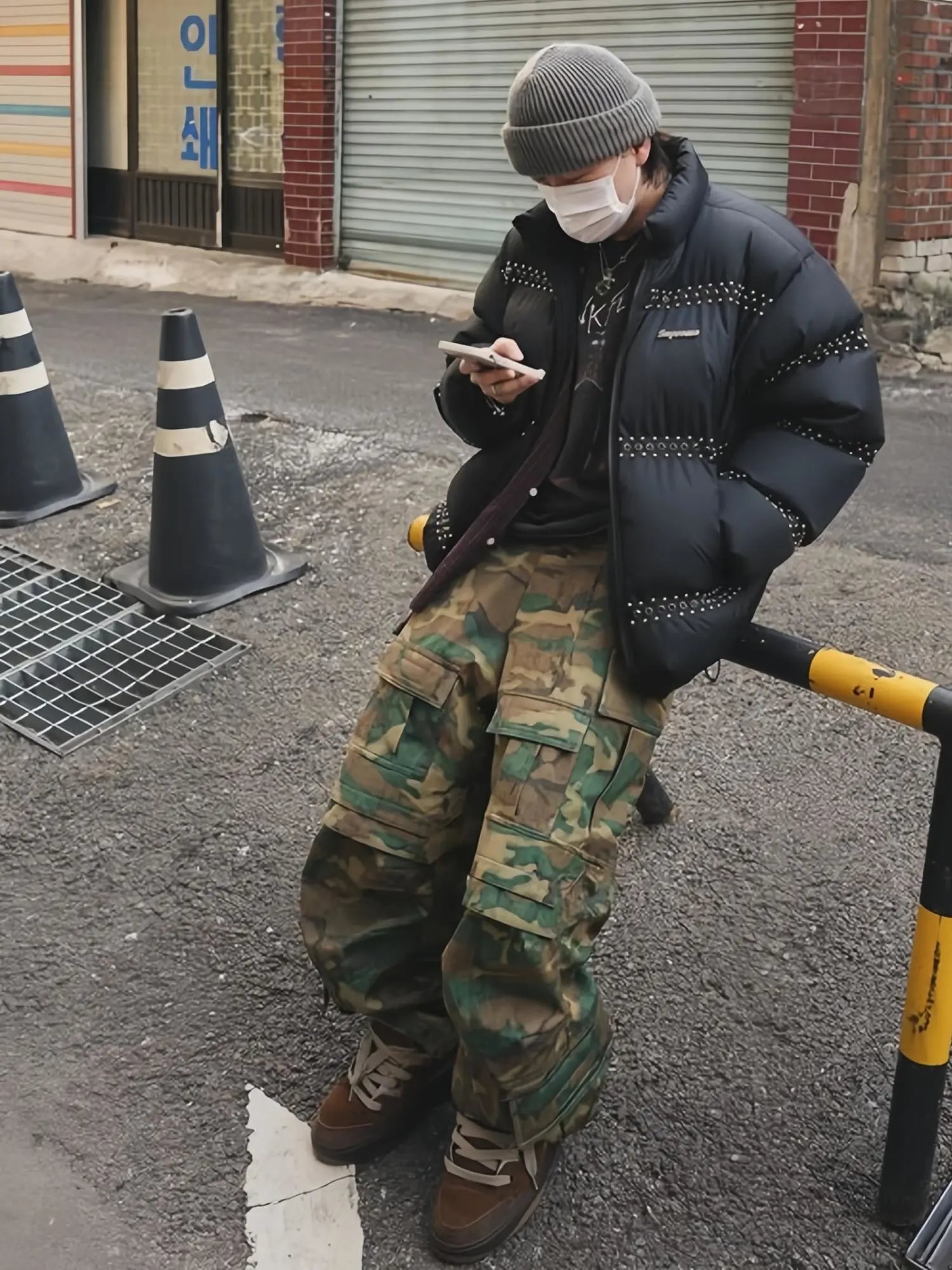 Design Cargo Pants with Paint Splatter Camo Print Gray Multicolor Pants - 3