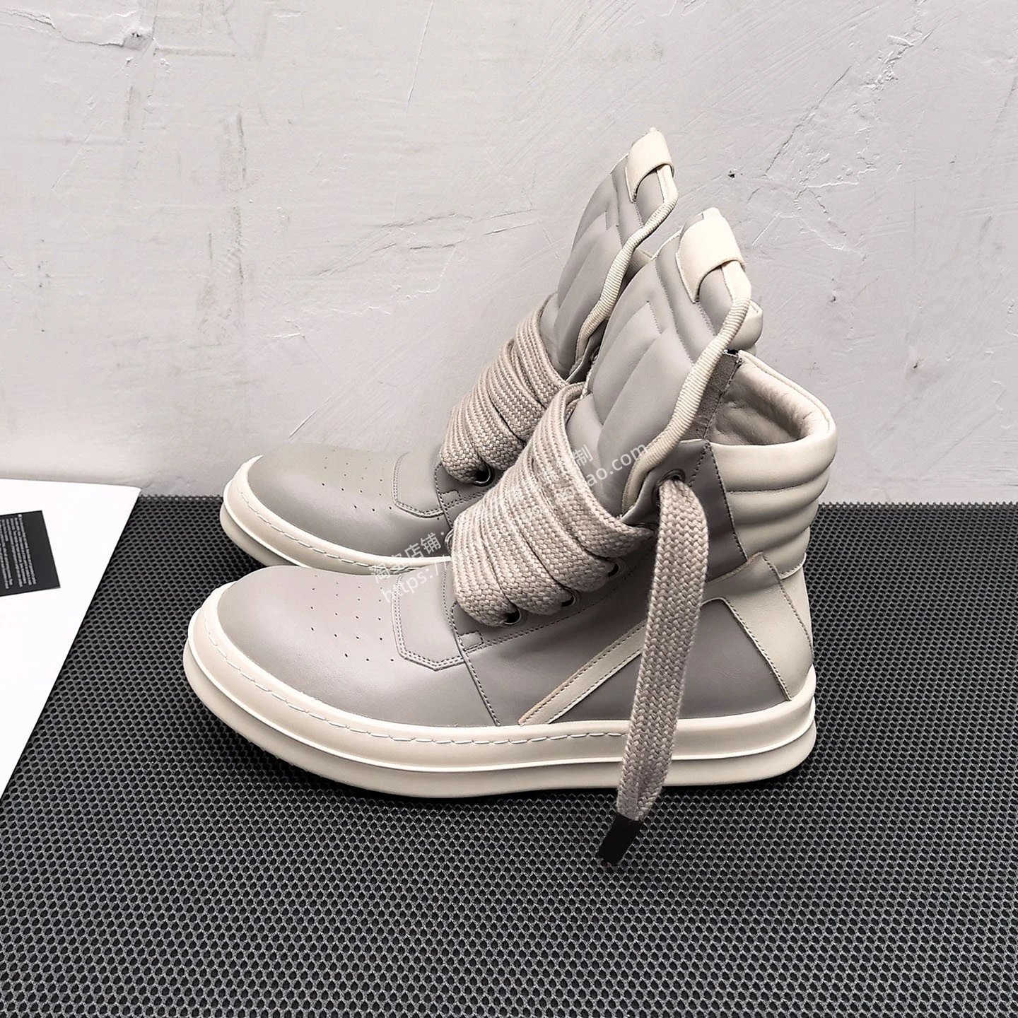 Grey [coarse shoelaces]
