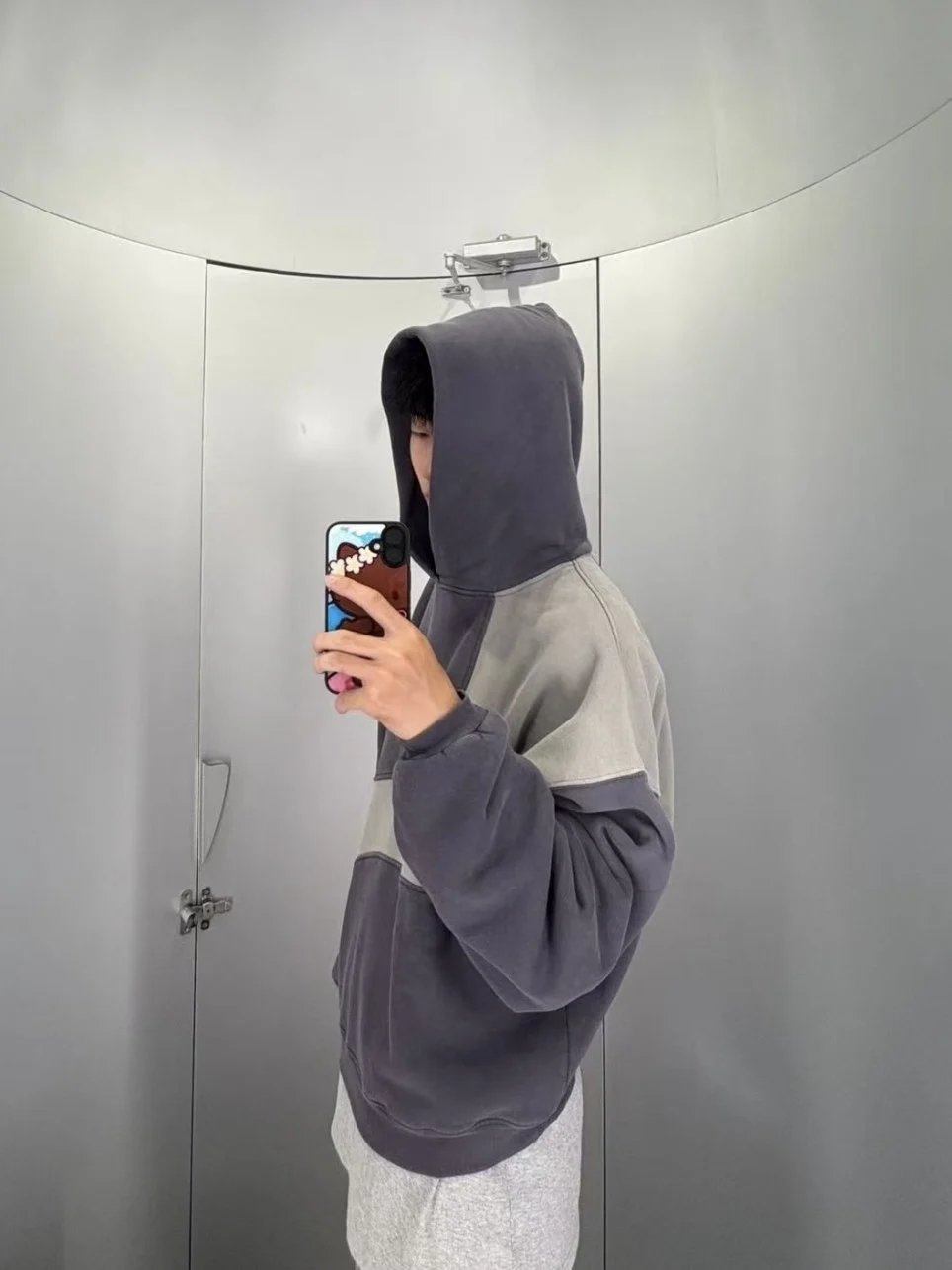 Design Color-Blocked Cropped Hoodie in Navy and Gray - 5