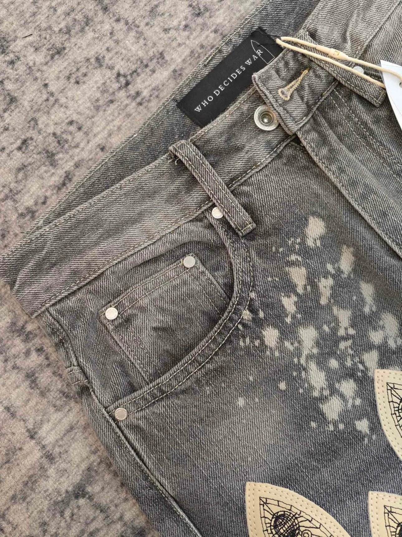 Design Who Decides War Stained Cathedral Print Jeans Gray Jeans - 4
