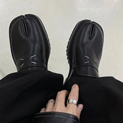 Split toed horseshoe shoes for men and women, ugly and cute couple, thick soled loafers, patent leather square toe shoes, shoe covers, trendy