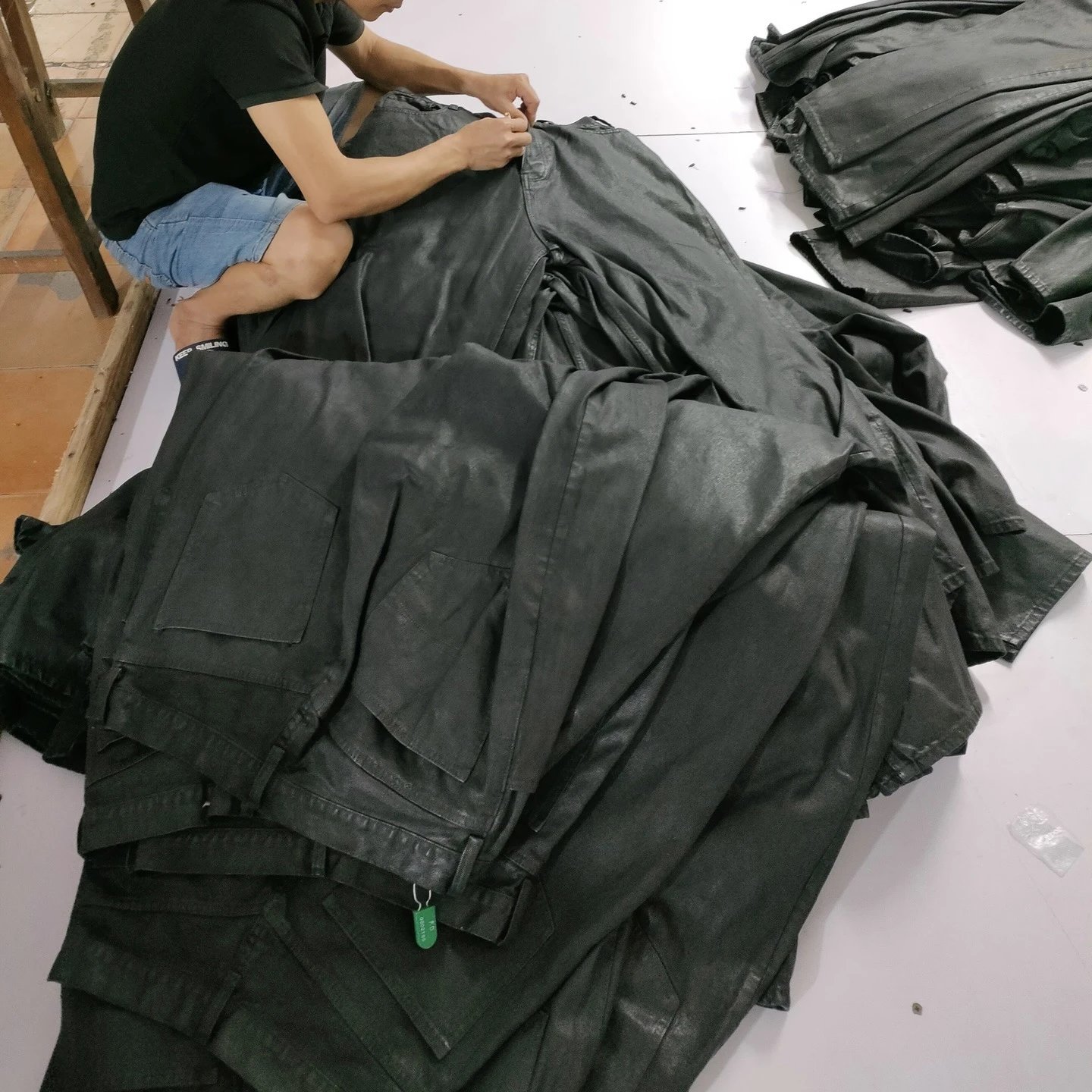 Design Wide-Leg Distressed Black Denim Jeans - 12