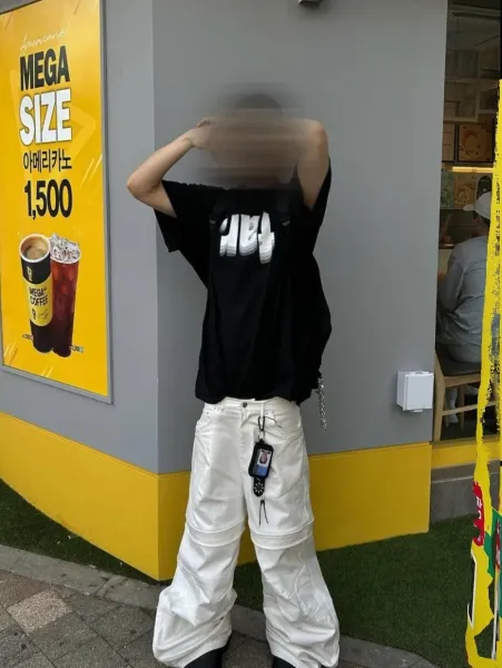Design Oversized Graphic Tee Black + White Cargo Pants + Black Square-Toe Boots T-Shirts - 3