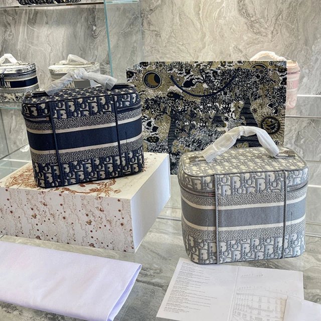 Dior Cosmetic bag: seller detail photo 2
