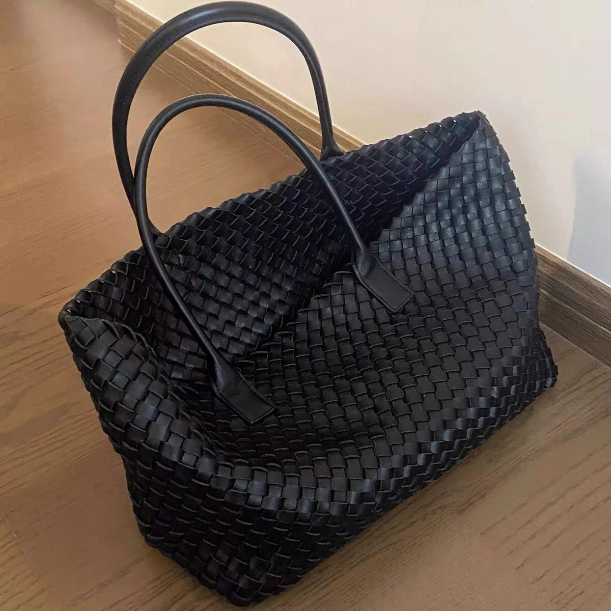Large capacity hand woven bag for women 2025 new high-end commuting single shoulder armpit bag tote bag