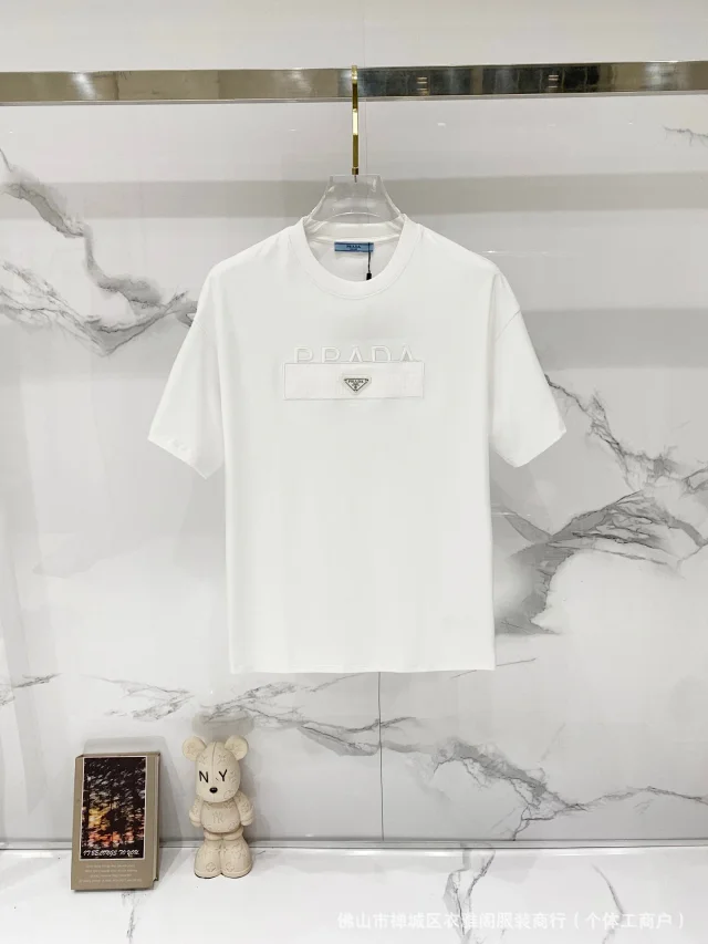 Prada T-Shirts Short-Sleeve Crewneck Logo T-Shirt product detail image 17