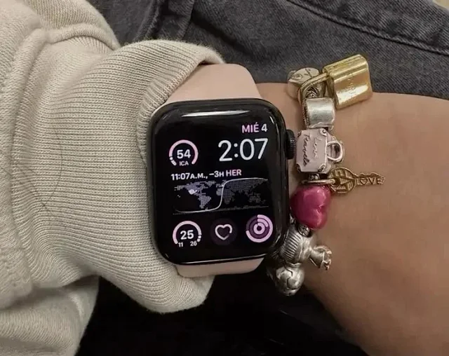 Unbranded Smartwatches Square touchscreen smartwatch with silicone strap product detail image 5