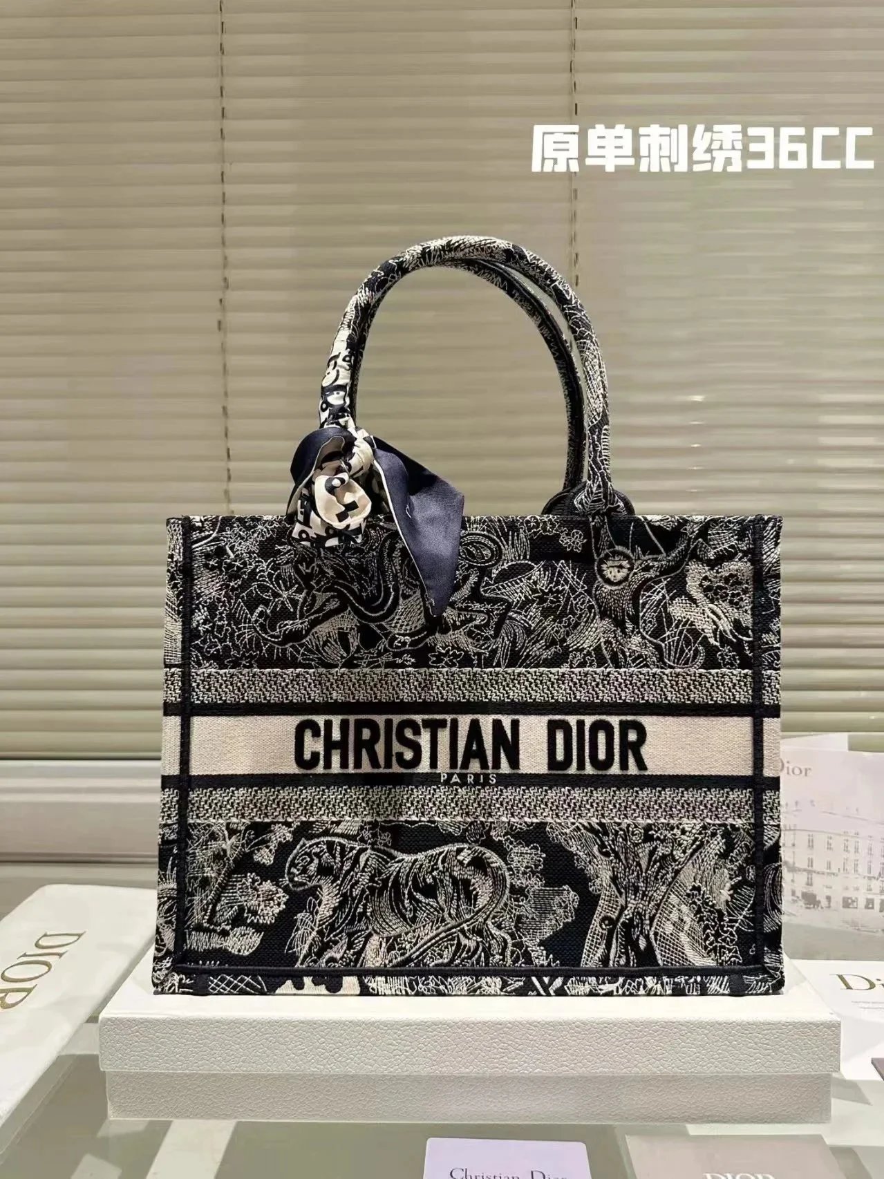 Fashion Embroidery Handheld Bag