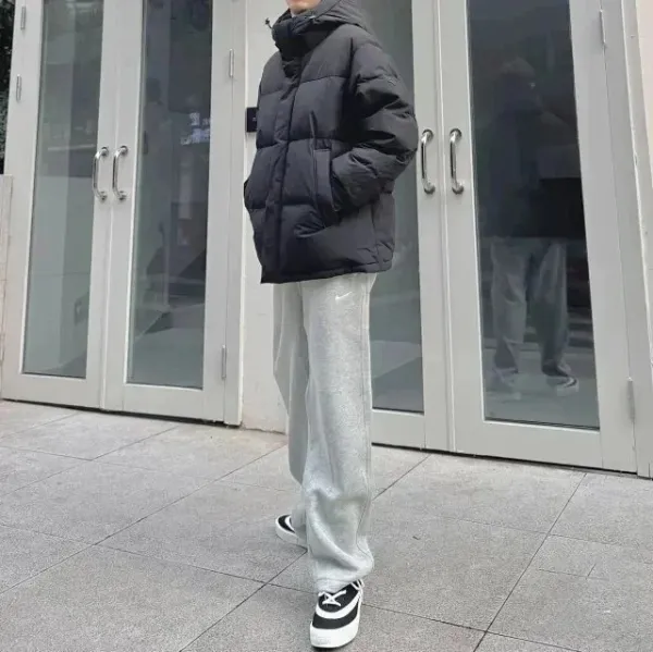 Nike Sportswear Club Fleece Sweatpants Gray and Black - 10