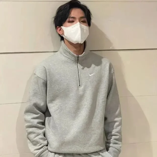 Nike Hoodies & Sweatshirts Embroidered Swoosh quarter-zip stand-collar sweatshirt product detail image 2