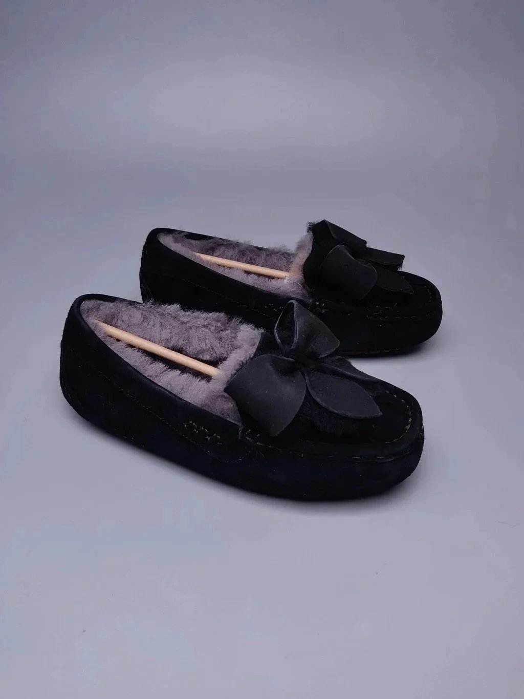 Black Suede Bow-Embellished Moccasin Slippers with Faux Fur