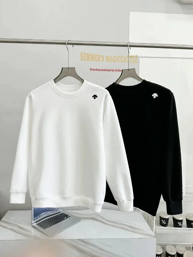 Descente Hoodies & Sweatshirts Logo Hoodie and Quarter-Zip Sweatshirt product detail image 2