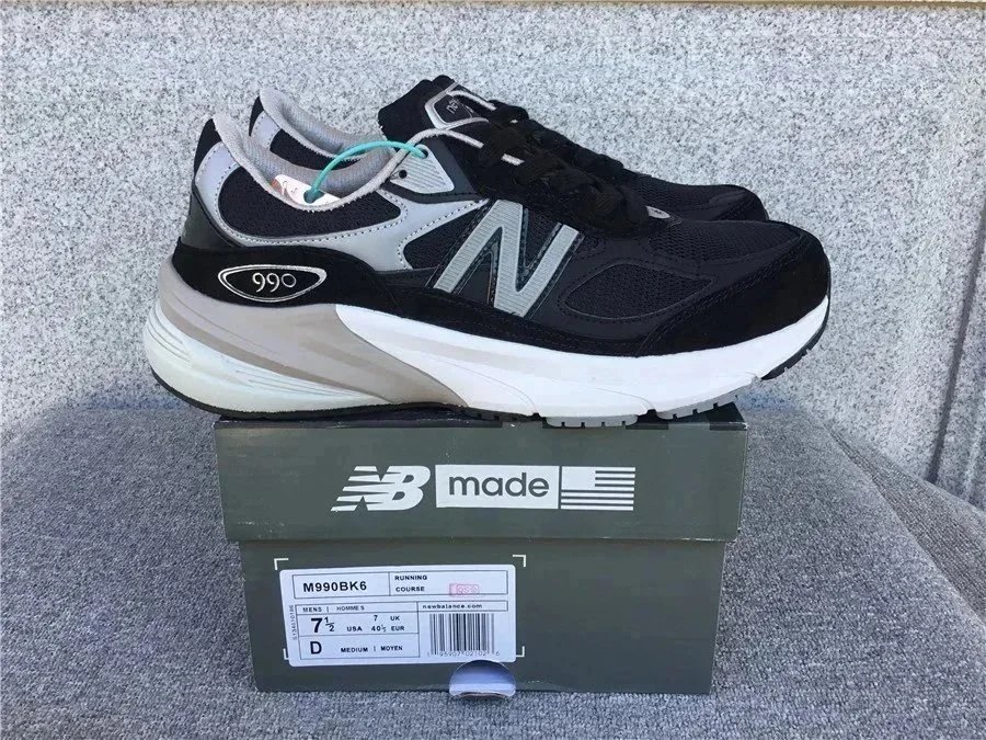 New Balance NB 990 V4（30+）