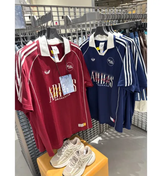 Design Cropped Polo Shirt Burgundy with Graphic Print and Stripe Detail Tops.polo - 4