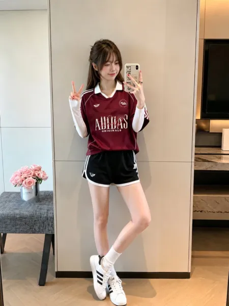 Design Cropped Polo Shirt Burgundy with Graphic Print and Stripe Detail Tops.polo - 9