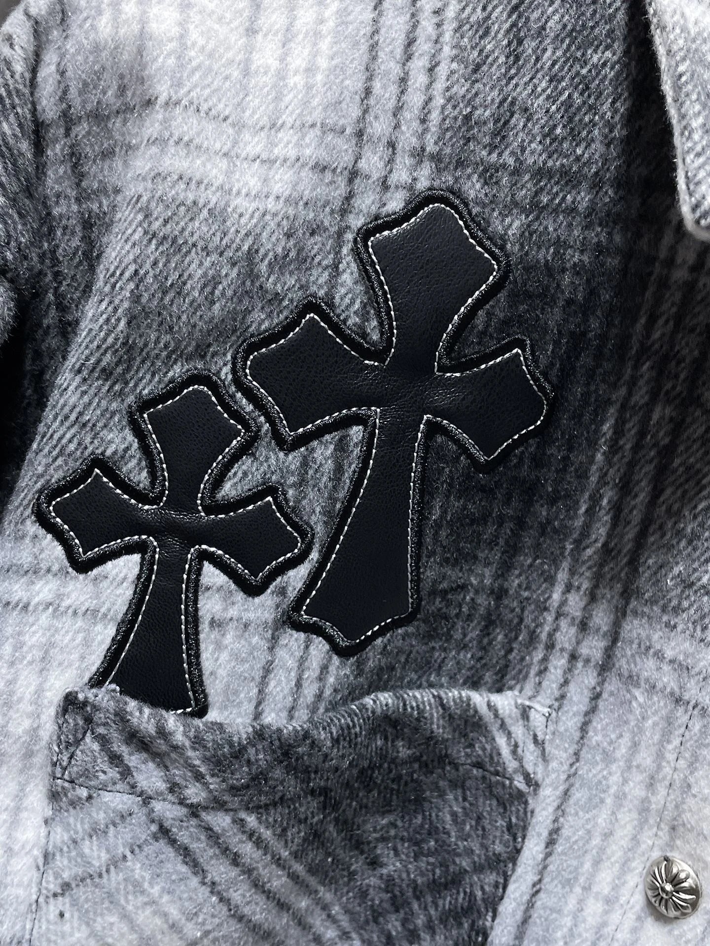 Design Embossed Cross Sweater Green - 31