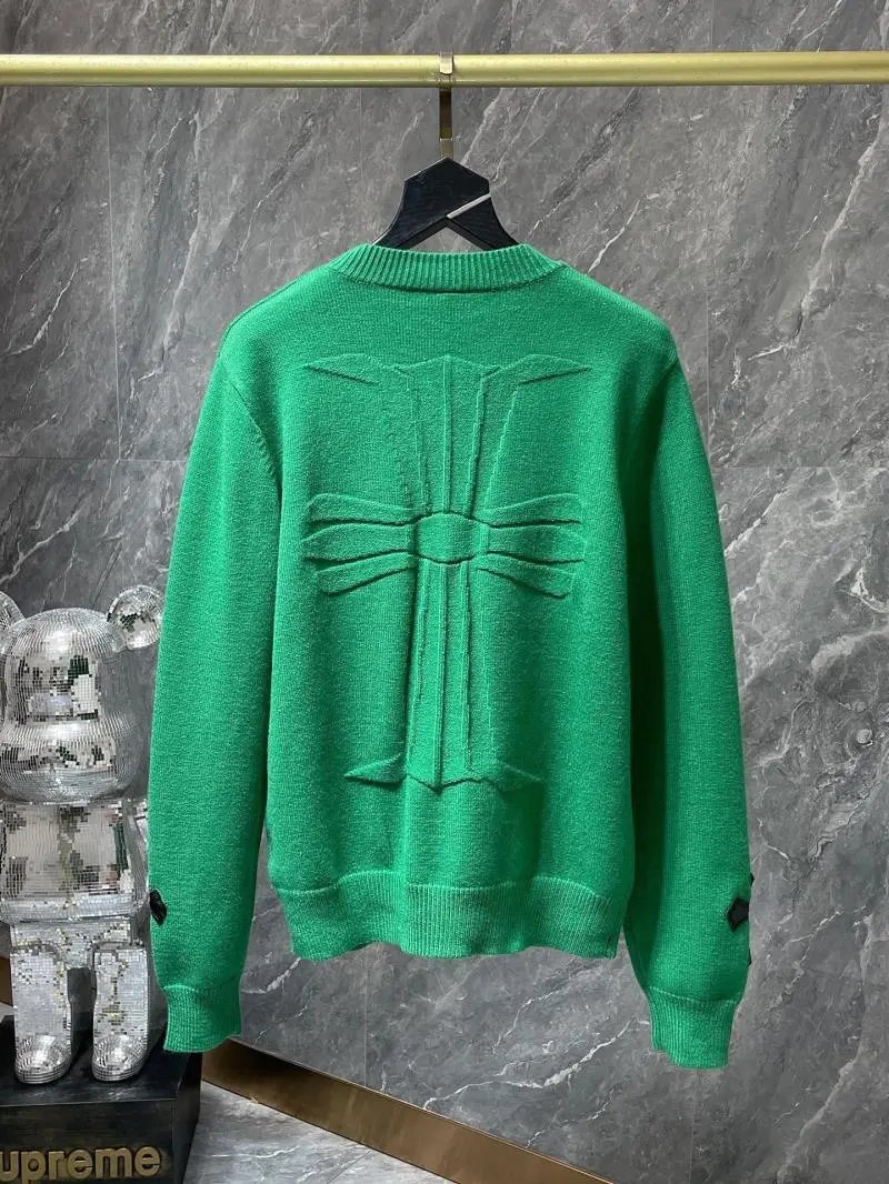 Design Embossed Cross Sweater Green - 1