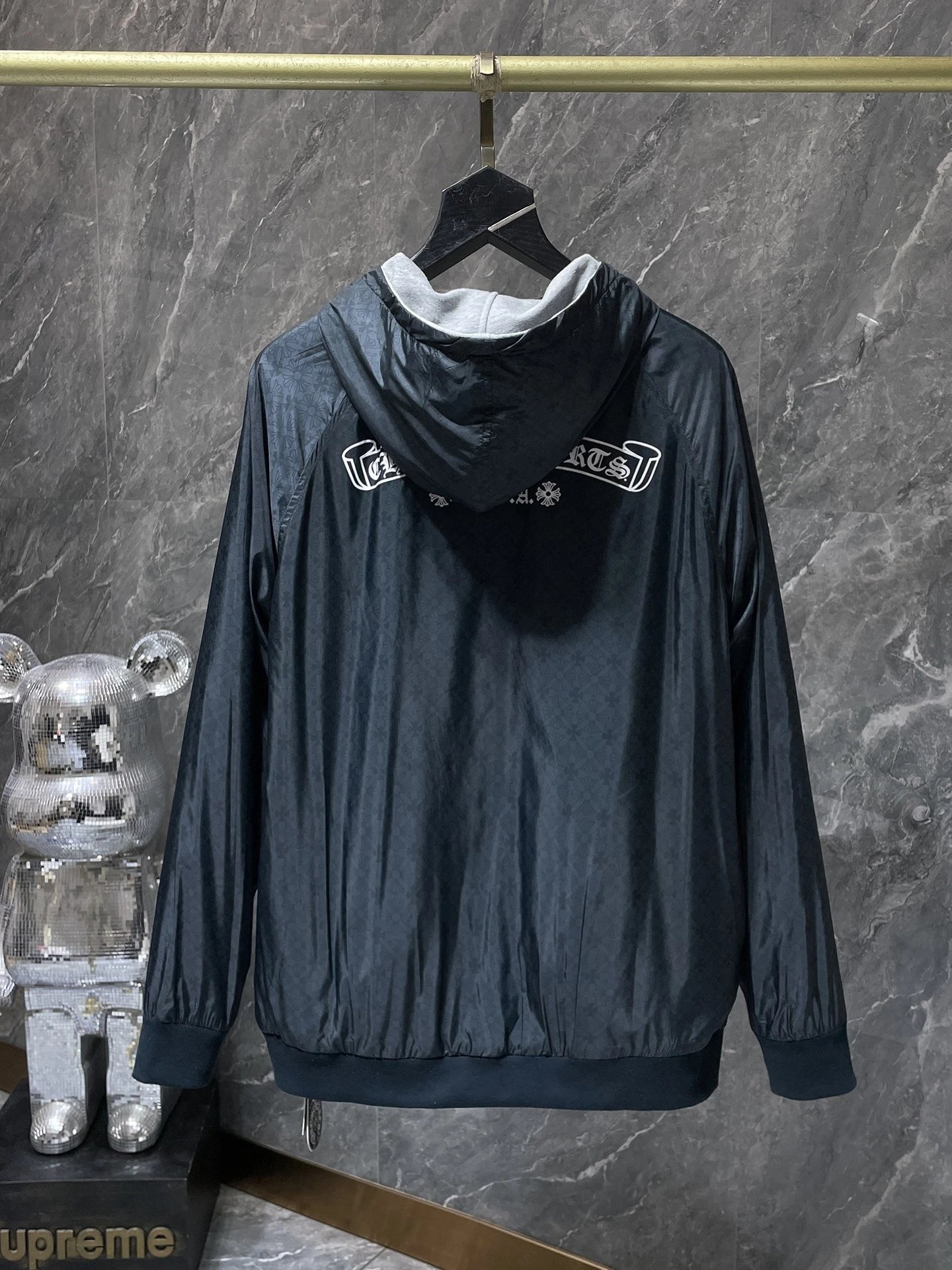 Design Embossed Cross Sweater Green - 17
