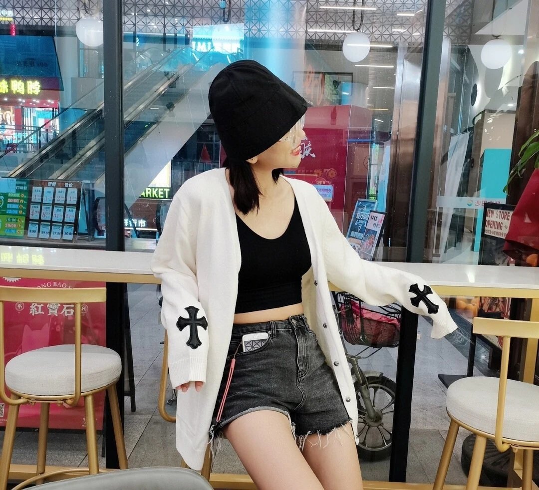 Design Embossed Cross Sweater Green - 37