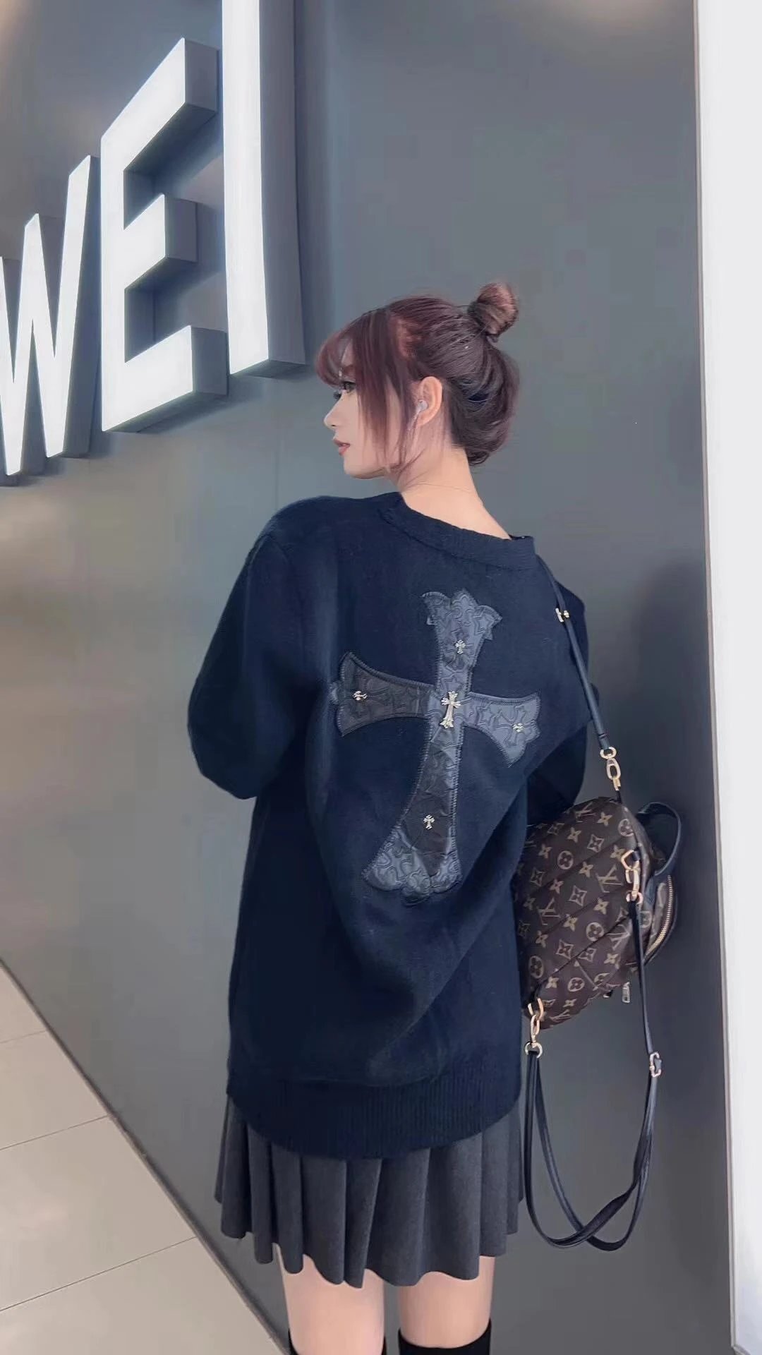 Design Embossed Cross Sweater Green - 36