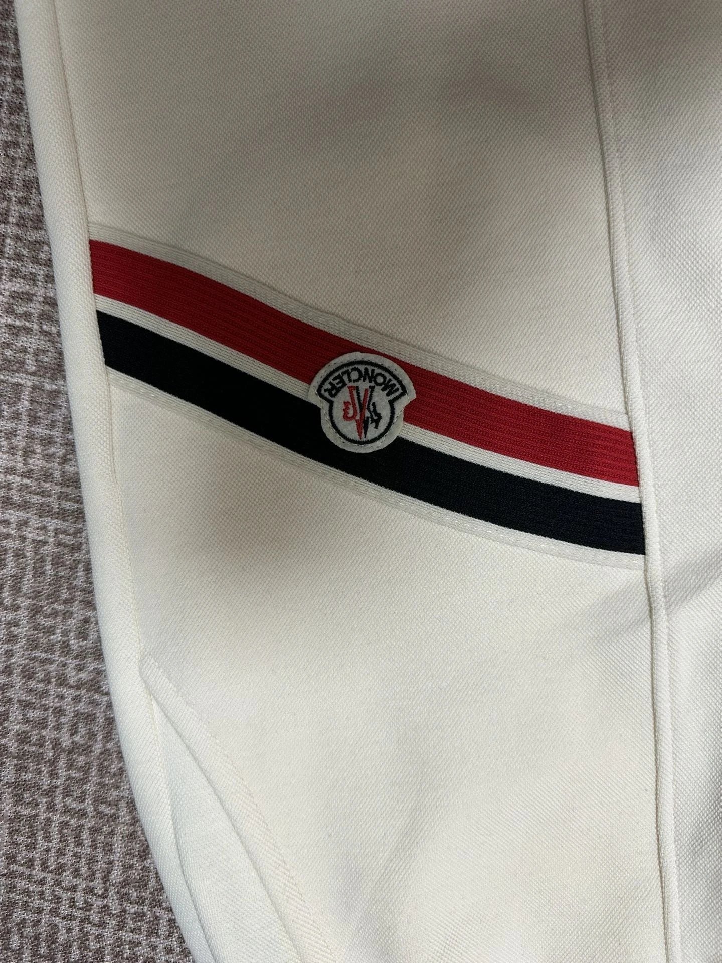 Moncler Logo Stripe Shorts Beige - 23
