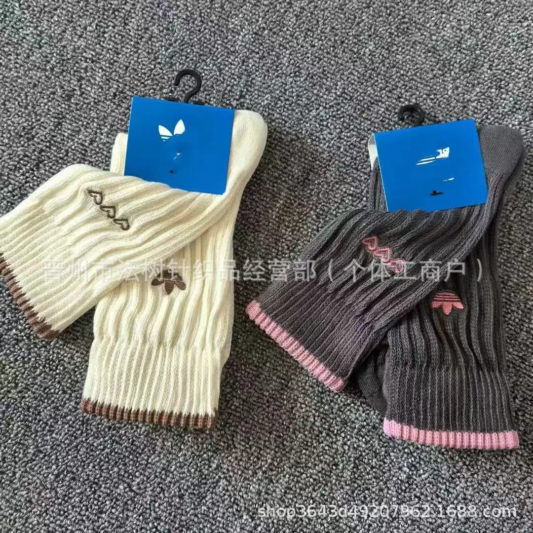 Design Ribbed Crew Sock with Heart Embroidery Gray Pink - 4