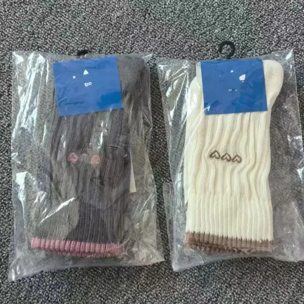 Design Ribbed Crew Sock with Heart Embroidery Gray Pink - 2
