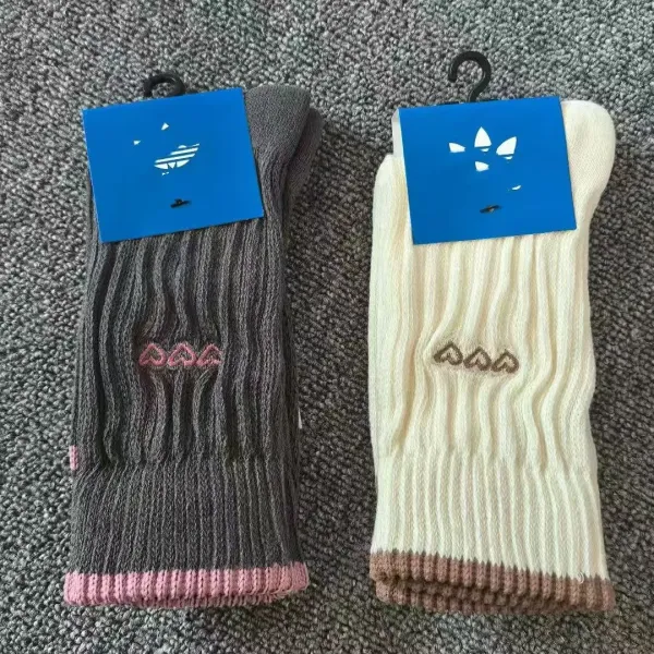 Design Ribbed Crew Sock with Heart Embroidery Gray Pink - 3