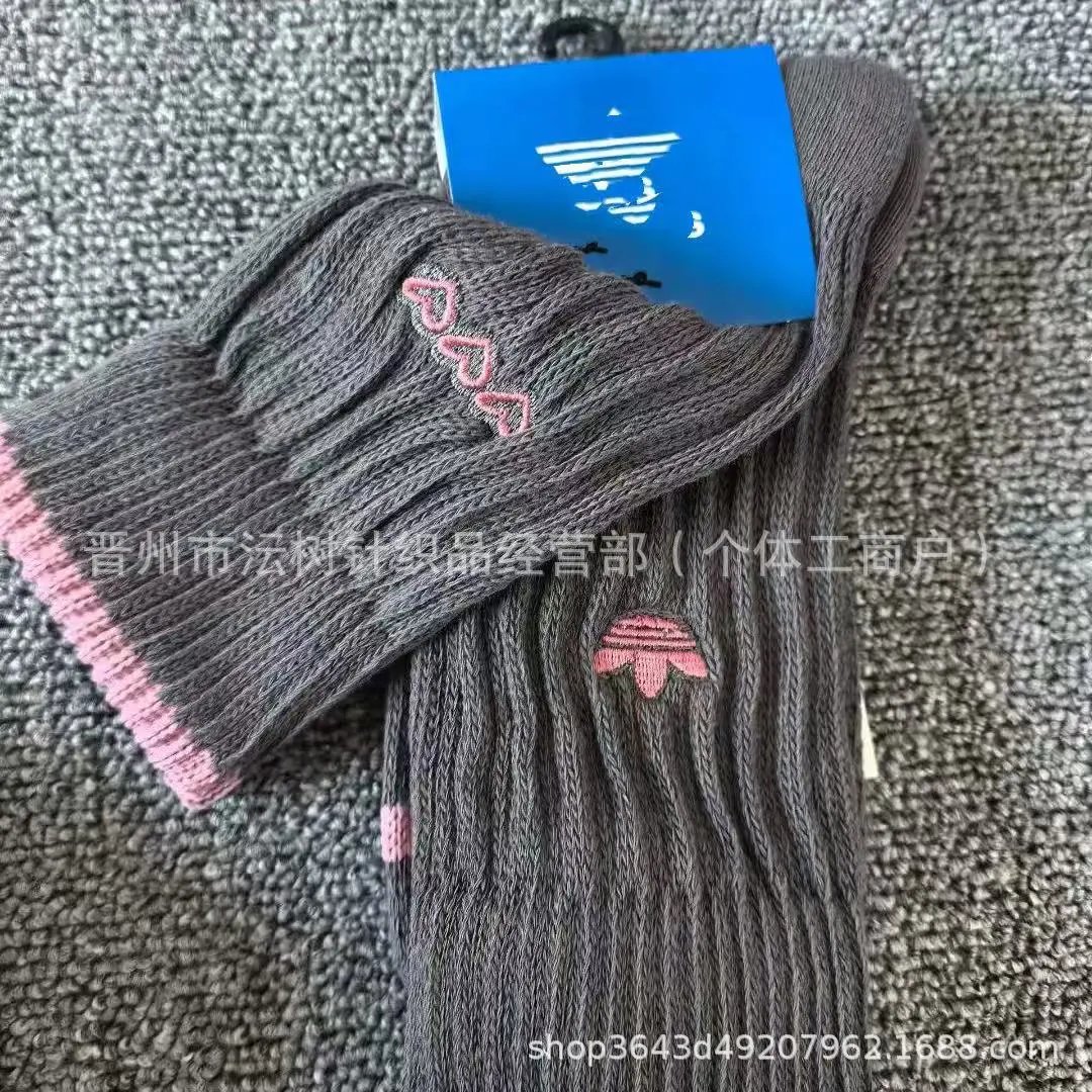 Design Ribbed Crew Sock with Heart Embroidery Gray Pink - 5