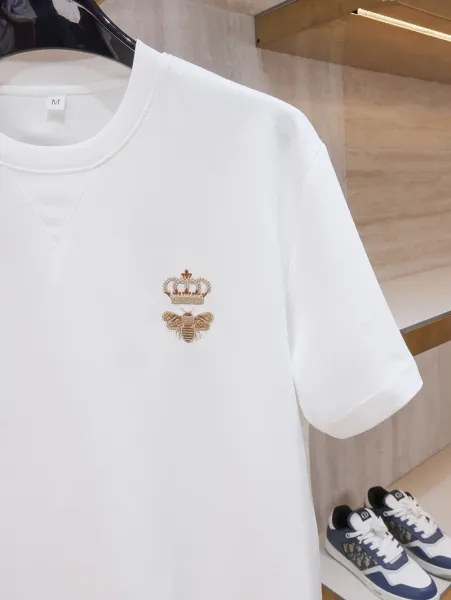 Design Crown Bee Embroidered Black T-Shirt - 32