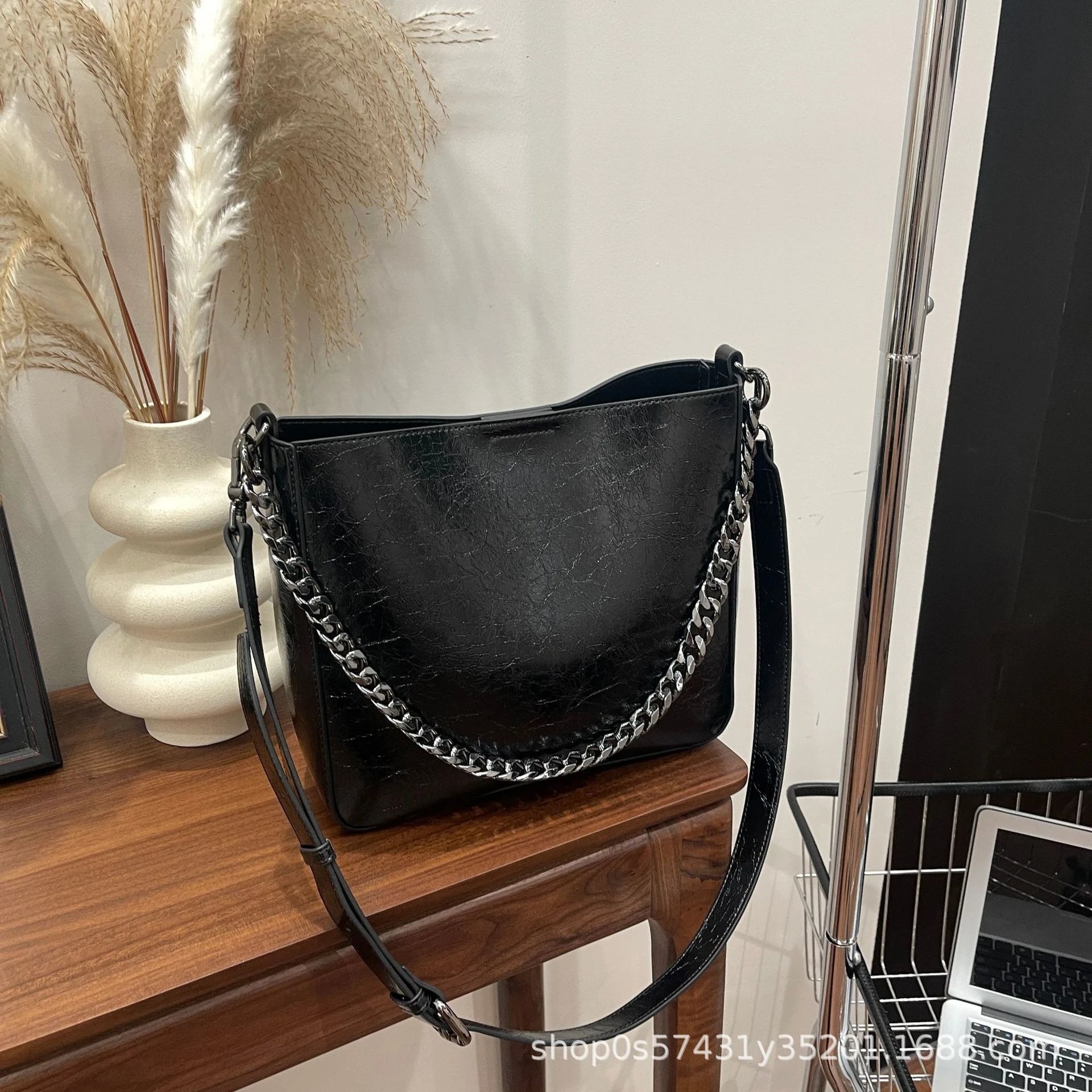 Design Chain-Strap Crinkled Leather Hobo Bag Black Shoulder Bags