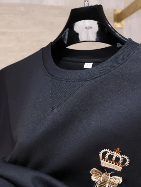 Design Crown Bee Embroidered Black T-Shirt - 21