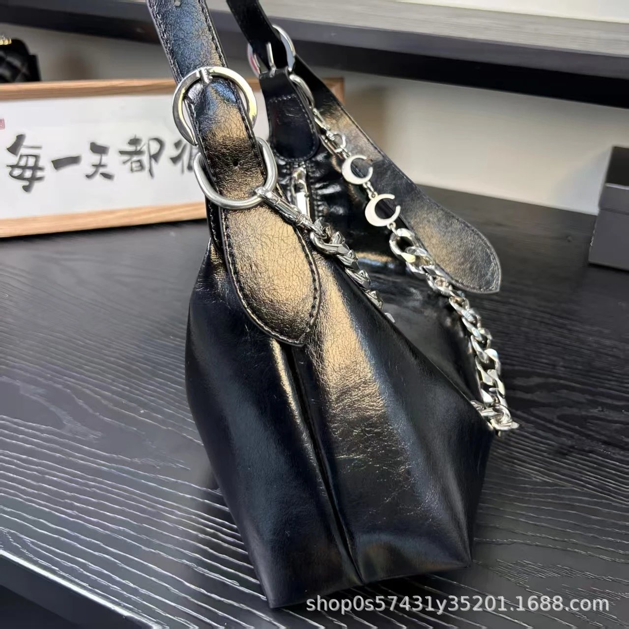 Design Hobo Bag Black Patent Leather Shoulder Bag - 7