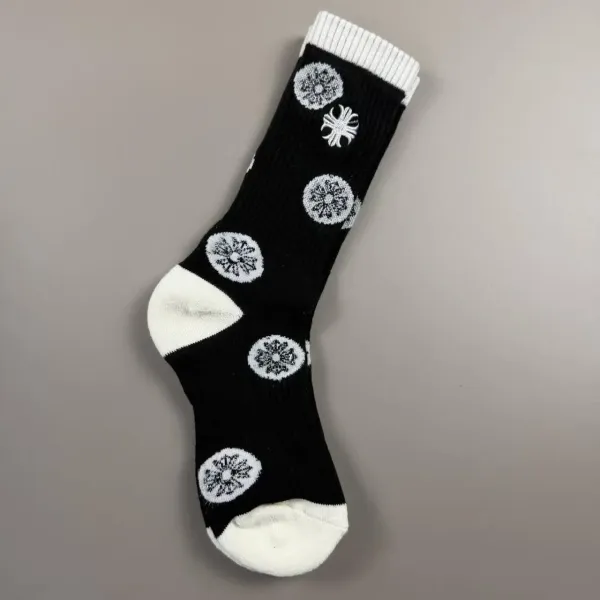 Design Snowflake Print Crew Socks Black and White - 1