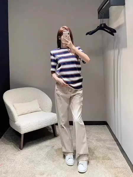 Design Striped Crewneck T-Shirt Beige Distressed Wide-Leg Jeans White Sneakers - 4