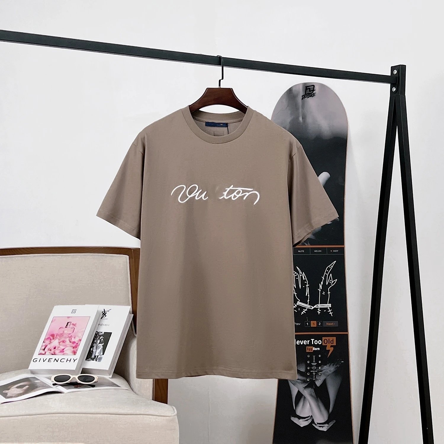 Design 'Vu ton' Script Print Beige T-Shirt - 4