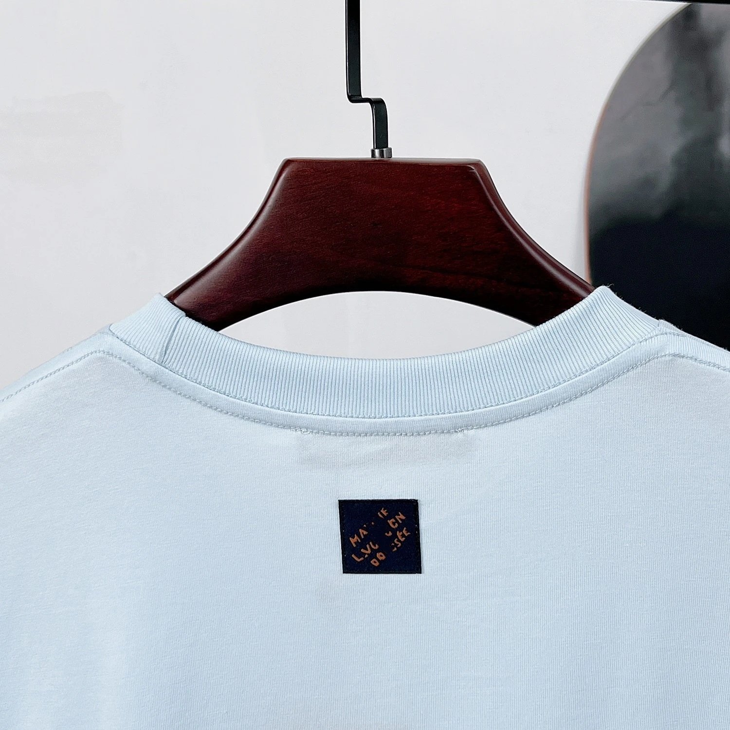 Design 'Vu ton' Script Print Beige T-Shirt - 13