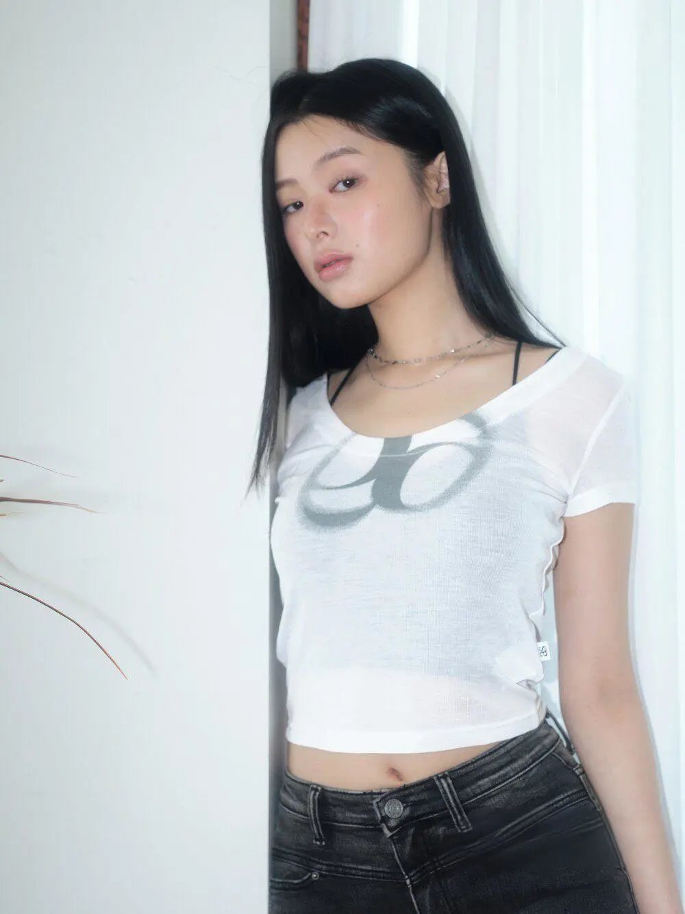 Design Sheer Cropped T-Shirt with Abstract Graphic White Top - 4